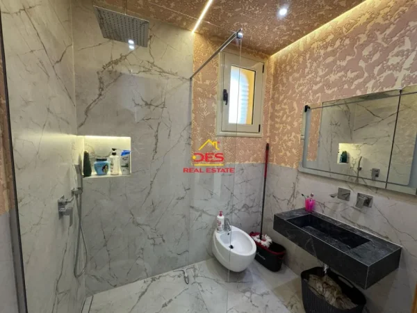 Vlore, shitet apartament 2+1+Ballkon Kati 0, 114 m² 200.000 € (Rruga Murat Tërbaçi)