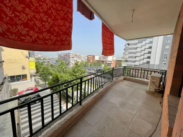 Tirane, jepet me qera zyre Kati 2, 300 m² 3.500 € 