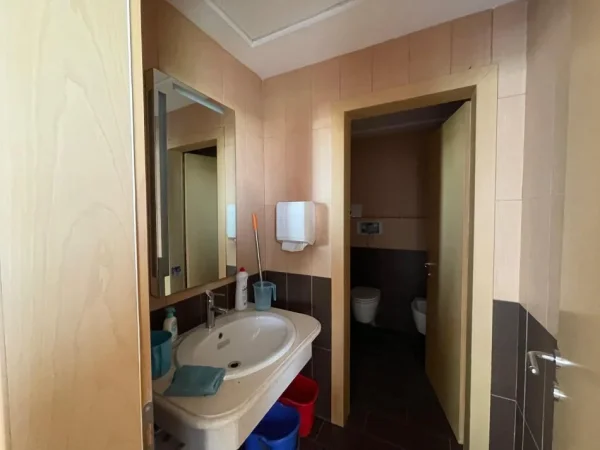 Tirane, jepet me qera zyre Kati 2, 300 m² 3.500 € 