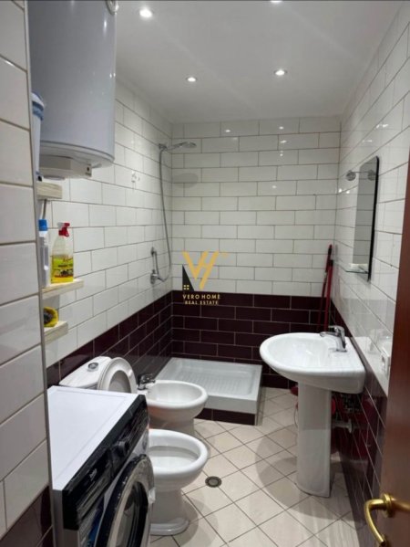 Tirane, jepet me qera apartament 2+1+Ballkon Kati 4, 84 m² 450 € (MISTO MAME)
