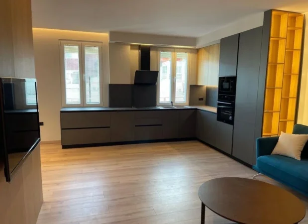 Tirane, jepet me qera apartament 2+1+Aneks+Ballkon Kati 7, 100 m² 1.000 € (Nenkalimi Komunes se Parisit)