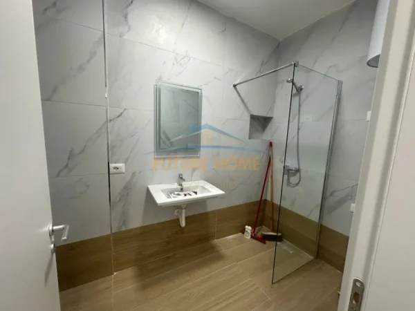 0683487469 Tirane, jepet me qera apartament 2+1+Ballkon Kati 1, 113 m² 750 € (Tirana Trio Towers)