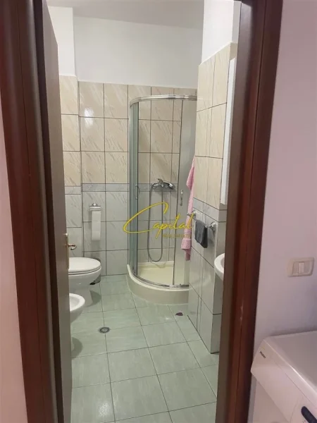 Tirane, jepet me qera apartament 1+1 Kati 6, 70 m² 600 € (KOMUNA E PARISIT)