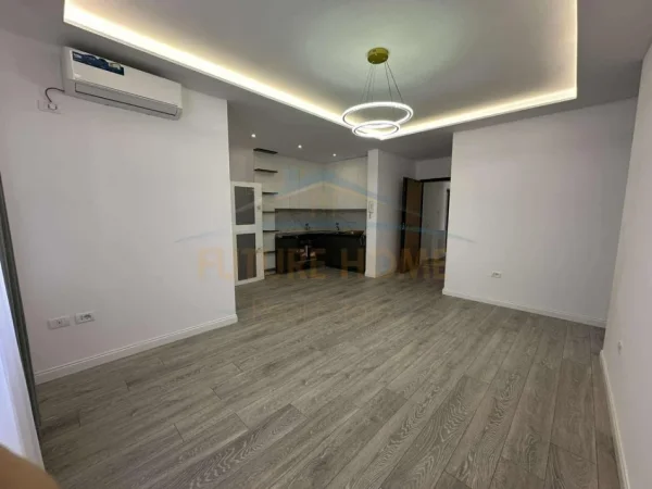0683487469 Tirane, shitet apartament 2+1+Ballkon Kati 8, 91 m² 150.000 € (Prane Viles L)