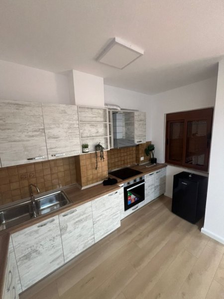 Tirane, jepet me qera zyre Kati 2, 115 m² 800 € (rruga e bogdaneve)