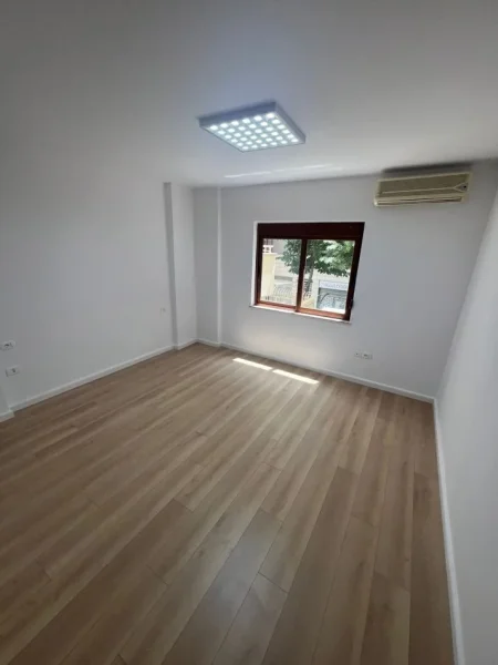Tirane, jepet me qera zyre Kati 2, 115 m² 800 € (rruga e bogdaneve)