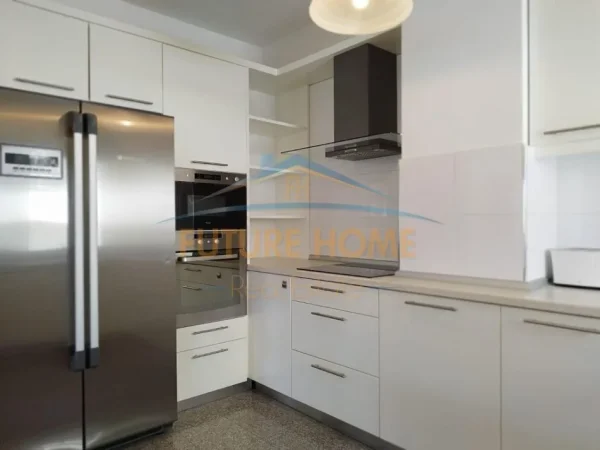 Tirane, jepet me qera apartament 2+1+Ballkon , 132 m² 850 € (Sauk)