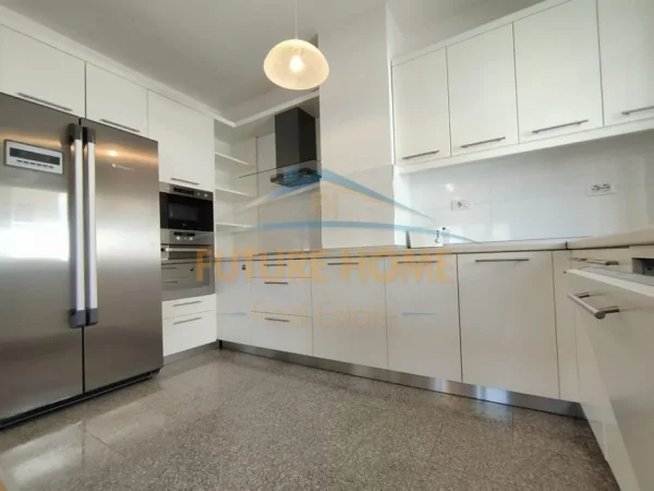 Tirane, jepet me qera apartament 2+1+Ballkon , 132 m² 850 € (Sauk)