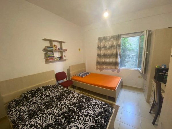 Tirane, jepet me qera Vile 3+1 Kati 1, 130 m² 500 € (rruga Osmet,)