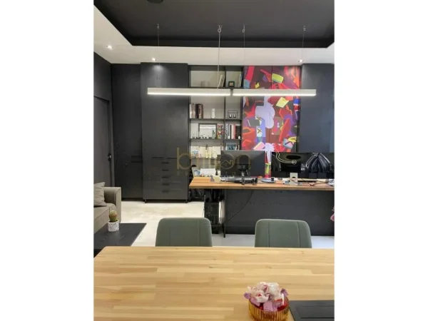 jepet me qira , ambient biznesi, Liqeni thate.110 m²