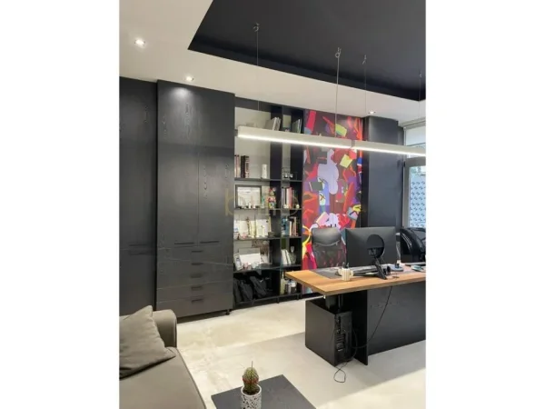 jepet me qira , ambient biznesi, Liqeni thate.110 m²