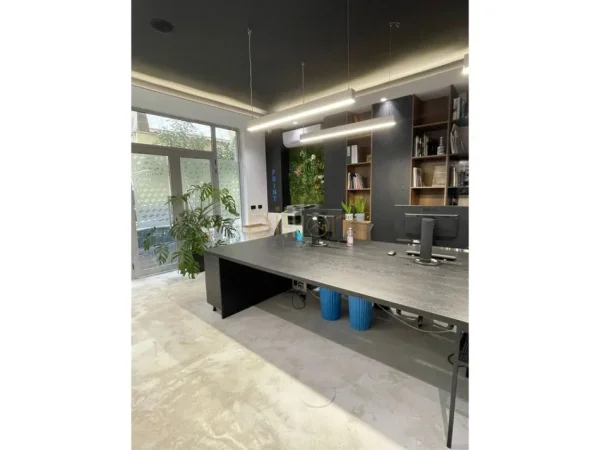 jepet me qira , ambient biznesi, Liqeni thate.110 m²