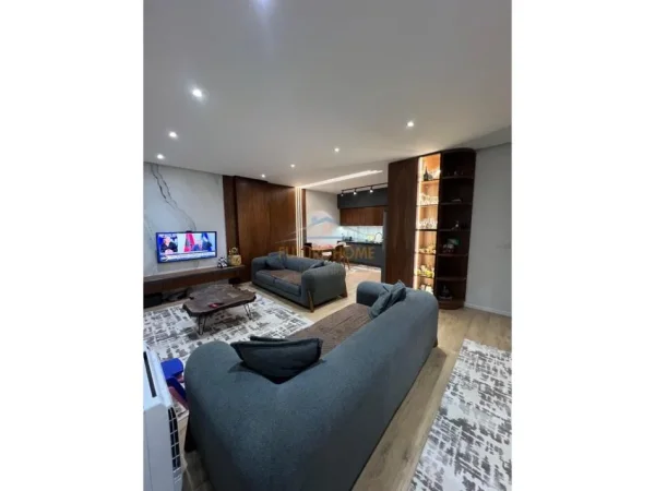 Shitet, Apartament 2+1, Fresku, Tiranë