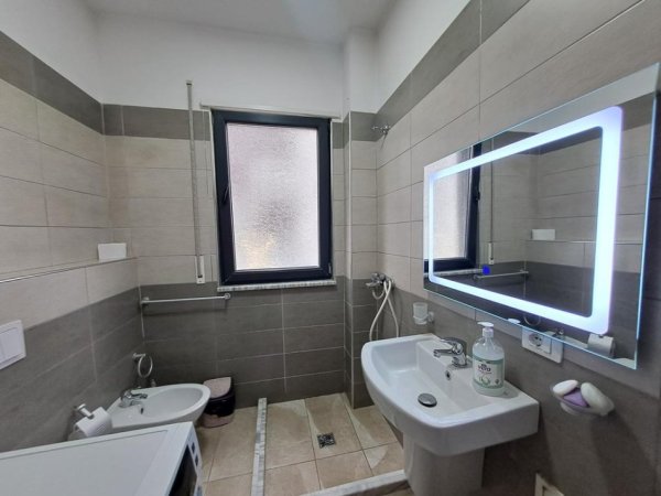 Tirane, jepet me qera apartament 2+1+2+Ballkon + Post Parkimi Kati 1, 85 m² 700 € (Don Bosko)