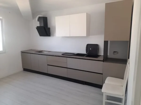Tirane, jepet me qera Vile 3 Katshe Kati 0, 600 m² 1.700 € 