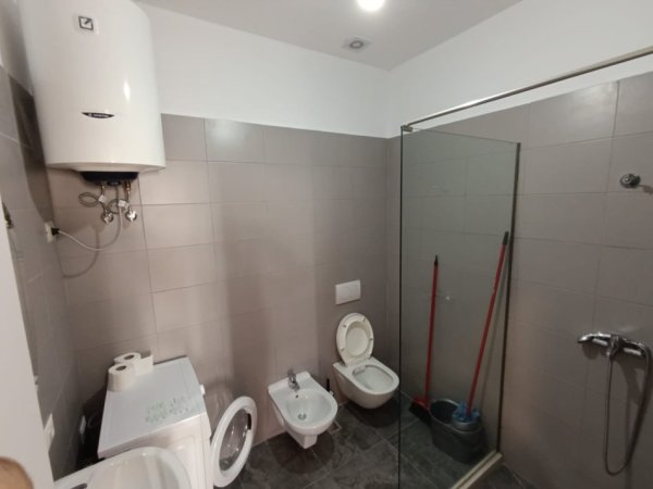 Tirane, jepet me qera apartament 1+1 Kati 9, 55 m² 450 € (Tek ura kristal center mundesi dhe per airbnb)