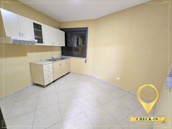 Tirane, jepet me qera zyre Kati 2, 160 m² 1.100 € (Afer Sheshi Skenderbej)