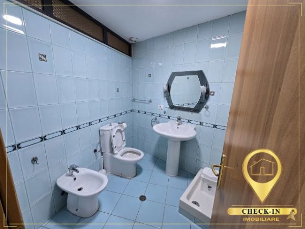 Tirane, jepet me qera zyre Kati 2, 160 m² 1.100 € (Afer Sheshi Skenderbej)