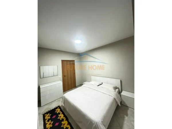 Tirane, jepet me qera apartament 1+1+Aneks+Ballkon Kati 15, 65 m² 650 € (QENDER)