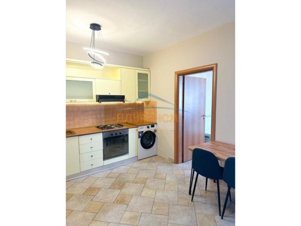 Tirane, jepet me qera apartament 1+1+Aneks+Ballkon Kati 15, 65 m² 650 € (QENDER)