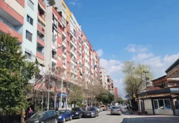 Tirane, jepet me qera zyre Kati 2, 60 m² 450 € (Yzberisht)