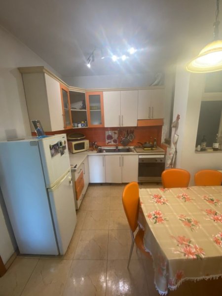 Tirane, jepet me qera apartament 2+1+Aneks+Ballkon Kati 5, 100 m² 1.000 € (blloku)