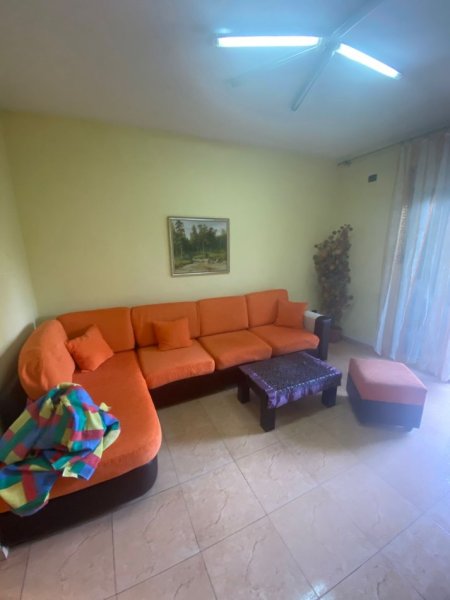 Tirane, jepet me qera apartament 2+1+Aneks+Ballkon Kati 5, 100 m² 1.000 € (blloku)