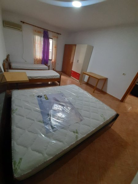 Tirane, jepet me qera Vile 1+1 Kati 1, 70 m² 350 € (Rruga pal hasi 0688422403)