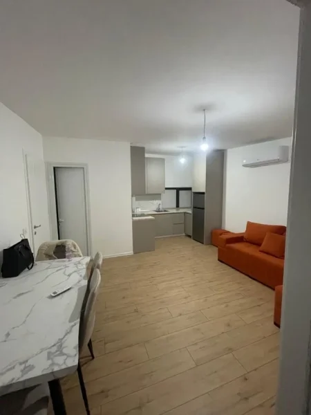 Tirane, jepet me qera shtepi 2+1 Kati 1, 350 € (Komisariati 6)