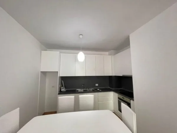 Tirane, jepet me qera apartament 2+1+Ballkon Kati 3, 110 m² 600 € (Prane green City !)