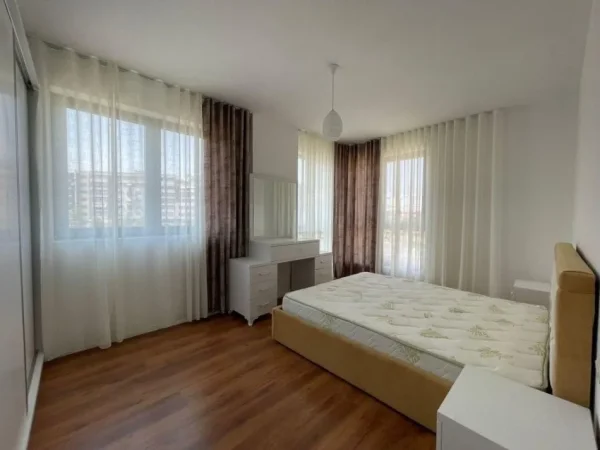 Tirane, jepet me qera apartament 2+1+Ballkon Kati 3, 110 m² 600 € (Prane green City !)