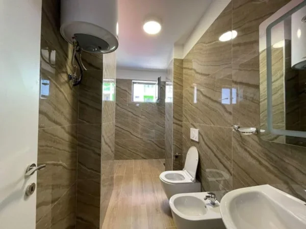 Tirane, jepet me qera apartament 2+1+Ballkon Kati 3, 110 m² 600 € (Prane green City !)