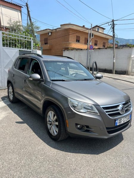 Tirane, shes makine VW Tiguan Benzin+Gaz, e argjendtë automatik Kondicioner 180.000 km 8.200 €