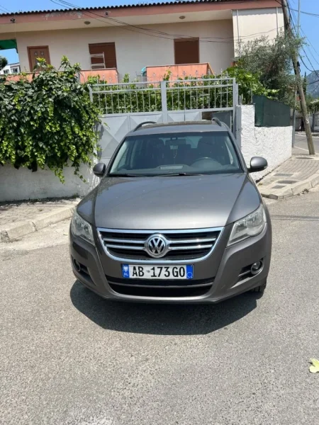 Tirane, shes makine VW Tiguan Benzin+Gaz, e argjendtë automatik Kondicioner 180.000 km 8.200 €