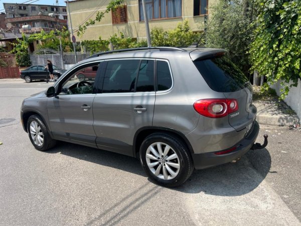 Tirane, shes makine VW Tiguan Benzin+Gaz, e argjendtë automatik Kondicioner 180.000 km 8.200 €