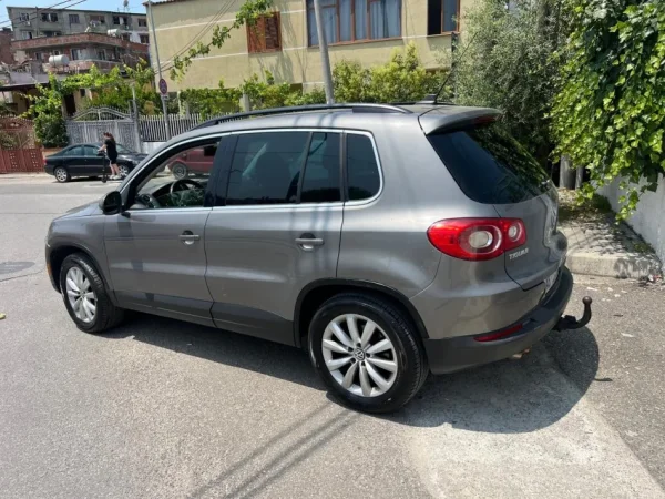 Tirane, shes makine VW Tiguan Benzin+Gaz, e argjendtë automatik Kondicioner 180.000 km 8.200 €