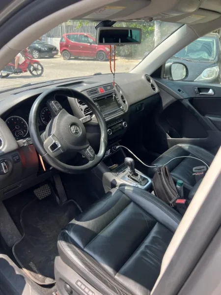 Tirane, shes makine VW Tiguan Benzin+Gaz, e argjendtë automatik Kondicioner 180.000 km 8.200 €
