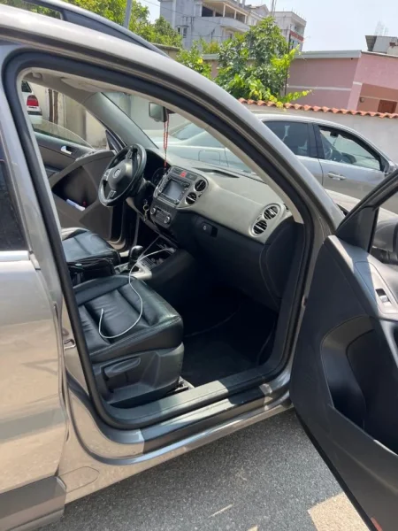 Tirane, shes makine VW Tiguan Benzin+Gaz, e argjendtë automatik Kondicioner 180.000 km 8.200 €