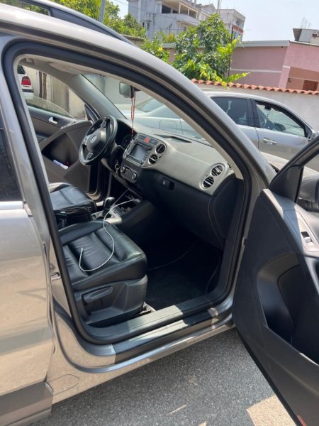 Tirane, shes makine VW Tiguan Benzin+Gaz, e argjendtë automatik Kondicioner 180.000 km 8.200 €