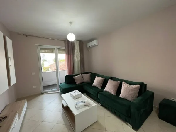 Tirane, jepet me qera apartament 2+1+Ballkon Kati 2, 90 m² 600 € (5 maji)