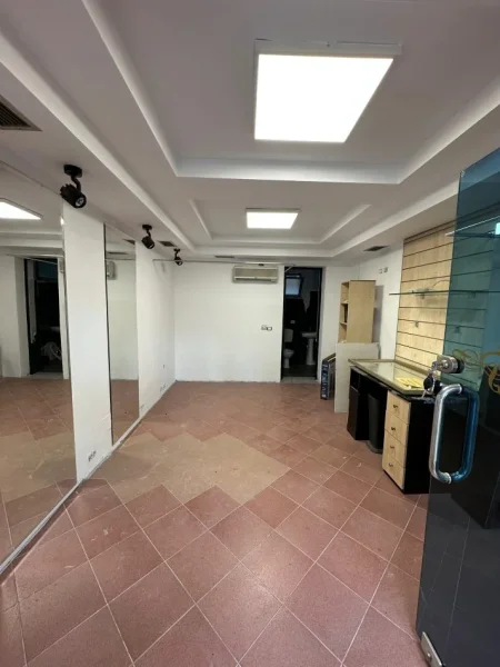 Tirane, jepet me qera dyqan Kati 0, 25 m² 500 € 