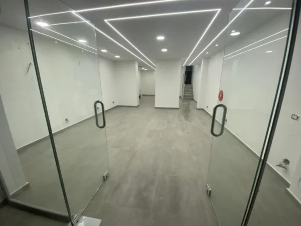 Tirane, jepet me qera ambjent biznesi Kati -1, 100 m² 750 € 
