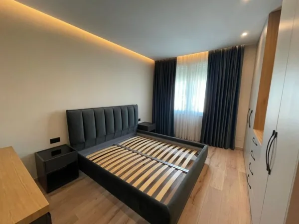 Tirane, jepet me qera apartament 2+1+Ballkon Kati 7, 101 m² 1.000 € (MBIKALIMI KOMUNES)