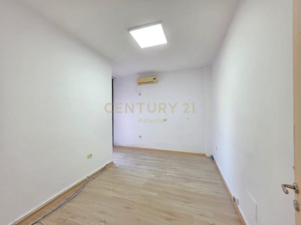 Tirane, jap me qera zyre , 220 m² 1.950 € (Ish Blloku)