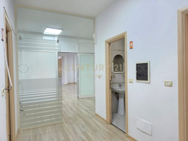 Tirane, jap me qera zyre , 220 m² 1.950 € (Ish Blloku)