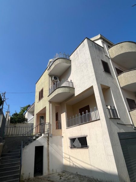 Tirane, jepet me qera apartament 2+1 Kati 2, 220 m² 700 €