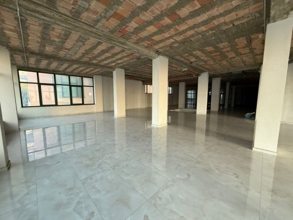 Tirane, jepet me qera ambjent biznesi Kati 1, 1.000 m² (Komuna e Parisit)