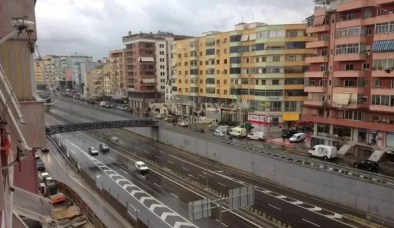 Tirane, jepet me qera ambjent biznesi Kati 1, 1.000 m² (Komuna e Parisit)