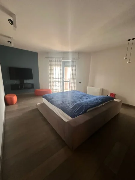 Tirane, jepet me qera zyre Kati 2, 190 m² 2.000 € 