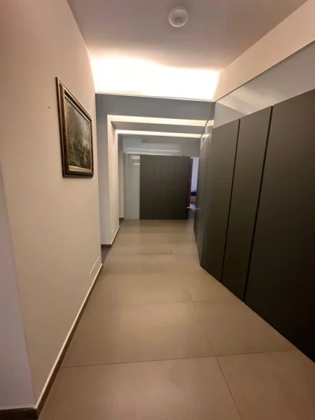 Tirane, jepet me qera zyre Kati 2, 190 m² 2.000 € 